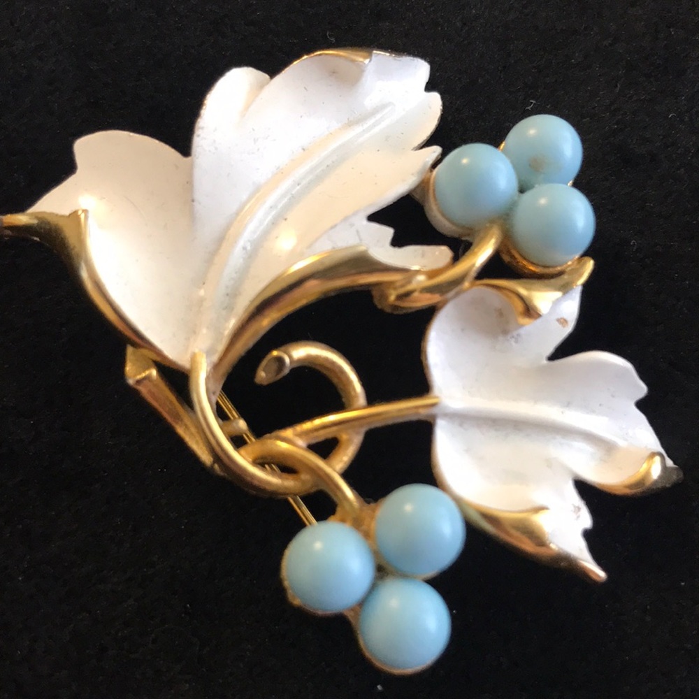 Vintage Sarah Coventry, Pretty white leaves